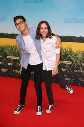 Anand Batbileg und Tristan Göbel, die beiden Hauptdarsteller bei der Premiere vom Kinofilm Tschick am 12.09.2016 in Berlin Tschick Kino Premiere in Berlin, 2016 