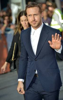 Ryan Gosling waves to fans as he arrives at the Toronto International Film Festival premiere of La La Land at the Princess of Wales Theatre in Toronto, Canada on September 12, 2016.  TOR2016091230 CHRISTINExCHEW