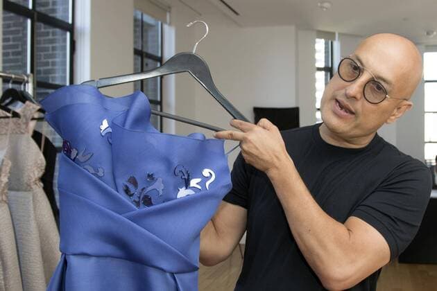 Venezuelan designer Angel Sanchez shows one of the pieces of his collection during New York Fashion Week in New York, United States, 13 September 2016. Sanchez has returned to elegant and classic lines for his Spring-Summer 2017 collection. ANGEL SANCHEZ RETURNS TO HIS CLASSIC AND ELEGANT SHAPES IN HIS LAST COLLECTION !ACHTUNG: NUR REDAKTIONELLE NUTZUNG!  NYC001 20160913-636094031550825346