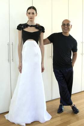 Venezuelan designer Angel Sanchez shows one of the pieces of his collection during New York Fashion Week in New York, United States, 13 September 2016. Sanchez has returned to elegant and classic lines for his Spring-Summer 2017 collection. ANGEL SANCHEZ RETURNS TO HIS CLASSIC AND ELEGANT SHAPES IN HIS LAST COLLECTION !ACHTUNG: NUR REDAKTIONELLE NUTZUNG!  NYC001 20160913-636094031582960934