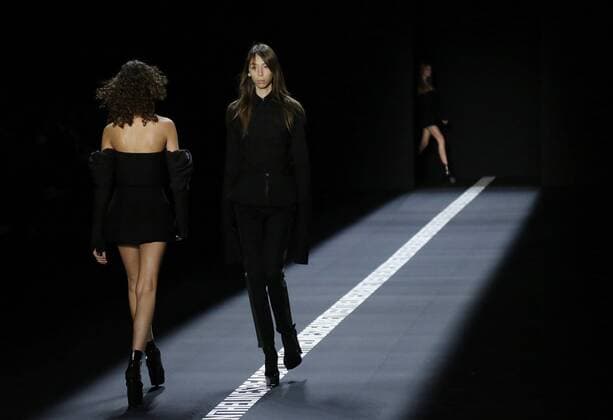 Models walk on the runway Vera Wang Collection fashion show at New York Fashion Week: The Shows at The Arc, Skylight at Moynihan Station in New York City on September 13, 2016.  NYP20160913531 JOHNxANGELILLO