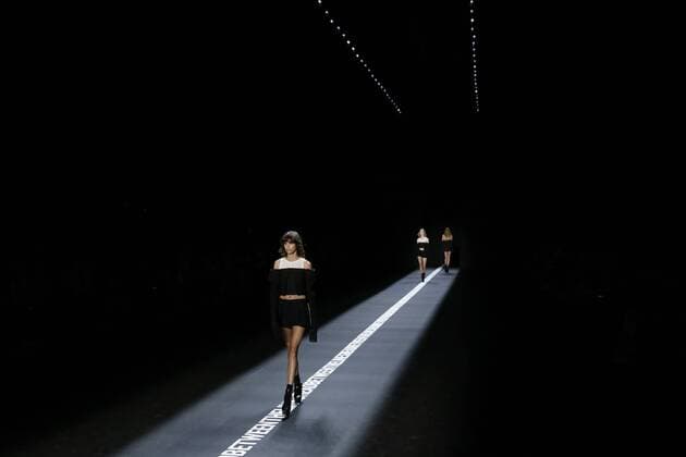 Models walk on the runway Vera Wang Collection fashion show at New York Fashion Week: The Shows at The Arc, Skylight at Moynihan Station in New York City on September 13, 2016.  NYP20160913532 JOHNxANGELILLO