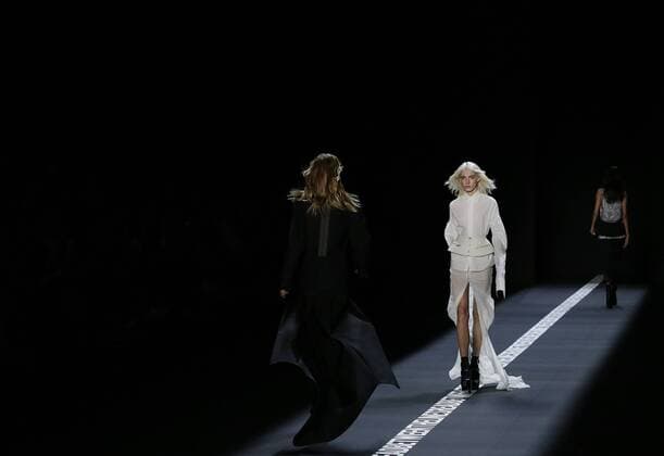 Models walk on the runway Vera Wang Collection fashion show at New York Fashion Week: The Shows at The Arc, Skylight at Moynihan Station in New York City on September 13, 2016.  NYP20160913537 JOHNxANGELILLO