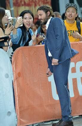 Casey Affleck poses for selfies with fans as he arrives at the Toronto International Film Festival premiere of Manchester By The Sea at the Princess of Wales Theatre in Toronto, Canada on September 13, 2016.  TOR2016091305 CHRISTINExCHEW