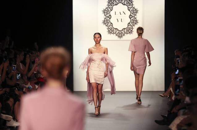 (160914) -- NEW YORK, Sept. 13, 2016 -- Models present creations of LANYU Spring Summer 2017 collection during the New York Fashion Week in New York, the United States, Sept. 13, 2016. ) (lrz) U.S.-NEW YORK-FASHION-LANYU WangxYing 