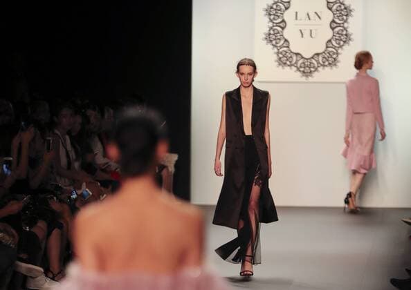 (160914) -- NEW YORK, Sept. 13, 2016 -- Models present creations of LANYU Spring Summer 2017 collection during the New York Fashion Week in New York, the United States, Sept. 13, 2016. ) (lrz) U.S.-NEW YORK-FASHION-LANYU WangxYing 