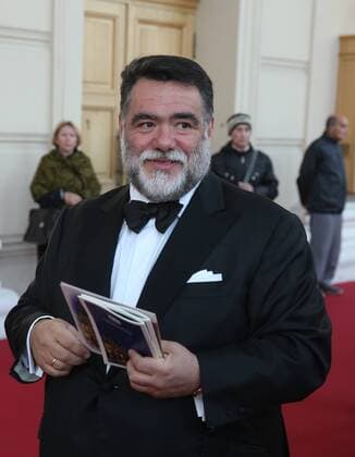 MOSCOW, RUSSIA - SEPTEMBER 13, 2016: Bosco di Ciliegi head Mikhail Kusnirovich (front) at the entrance to Moscow s Bolshoi Theatre where a production of Giuseppe Verdi s opera Simon Boccanegra is to be presented by the Teatro alla Scala (Milan s grand opera house) as part of the 2016 Chereshnevy Les Open Art Festival. Artyom Korotayev TASS  TS03112E