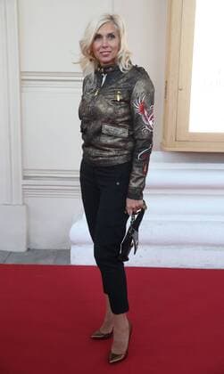MOSCOW, RUSSIA - SEPTEMBER 13, 2016: Singer Alyona Sviridova at the entrance to Moscow s Bolshoi Theatre where a production of Giuseppe Verdi s opera Simon Boccanegra is to be presented by the Teatro alla Scala (Milan s grand opera house) as part of the 2016 Chereshnevy Les Open Art Festival. Artyom Korotayev TASS  TS031156