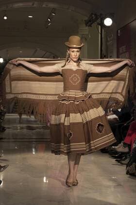 A model presents a creation by Bolivian designer Eliana Paco during the New York Fashion Week, in New York, United States, 13 September 2016. Eliana Paco fashion show !ACHTUNG: NUR REDAKTIONELLE NUTZUNG!  GRA008 20160914-636094547490709927