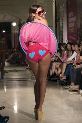 A model presents a creation by Spanish designer Aghata Ruiz de la Prada during the New York Fashion Week, in New York, United States, 13 September 2016. Aghata Ruiz de la Prada fashion show !ACHTUNG: NUR REDAKTIONELLE NUTZUNG!  GRA008 20160914-636094547476202113