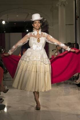 A model presents a creation by Bolivian designer Eliana Paco during the New York Fashion Week, in New York, United States, 13 September 2016. Eliana Paco fashion show !ACHTUNG: NUR REDAKTIONELLE NUTZUNG!  GRA008 20160914-636094547483378021