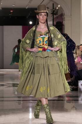 A model presents a creation by Bolivian designer Eliana Paco during the New York Fashion Week, in New York, United States, 13 September 2016. Eliana Paco fashion show !ACHTUNG: NUR REDAKTIONELLE NUTZUNG!  GRA008 20160914-636094547513329637