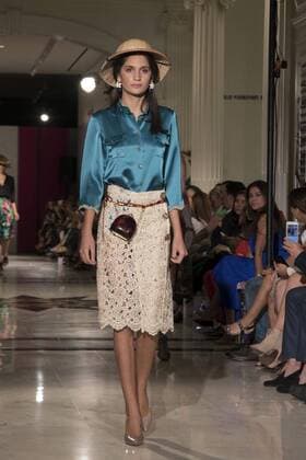 A model presents a creation by Spanish designer Francisco Saenz during the New York Fashion Week, in New York, United States, 13 September 2016. Eliana Paco fashion show !ACHTUNG: NUR REDAKTIONELLE NUTZUNG!  GRA008 20160914-636094548754917719