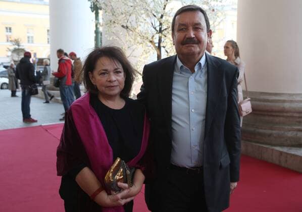 MOSCOW, RUSSIA - SEPTEMBER 13, 2016: Film director Vadim Abdrashitov with wife Natela Toidze at the entrance to Moscow s Bolshoi Theatre where a production of Giuseppe Verdi s opera Simon Boccanegra is to be presented by the Teatro alla Scala (Milan s grand opera house) as part of the 2016 Chereshnevy Les Open Art Festival. Artyom Korotayev TASS  TS031172