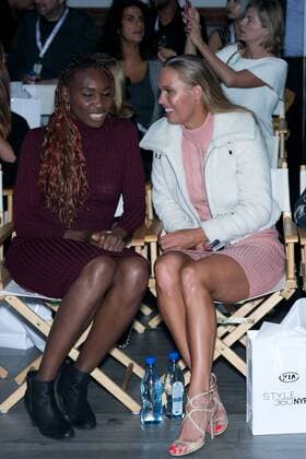 Venus Williams (36) nd Caroline Wozniacki (26) bei der Ankunft zur Signature Statement Collection by HSN Show am 12.09.2016 im Rahmen der New York Fashion Week Spring Summer 2017 in NY New York Fashion Week S S 2017 - Signature Statement Collection by HSN - Front Row and Red Carpet 