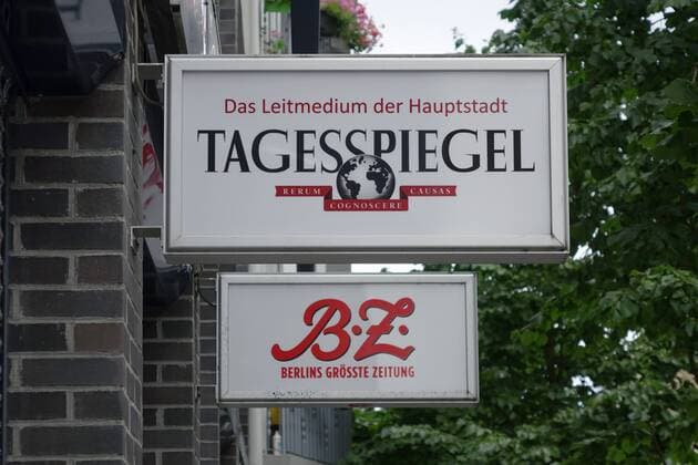 30.07.2016, Friedrichshain, Rigaer Strasse, Berlin, Zeitungsreklame, Reklame, Werbung, Zeitung, Zeitungswerbung, Tagesspiegel, BZ, Leitmedium