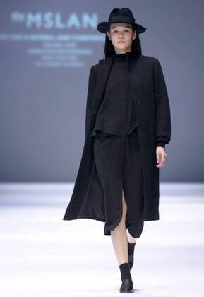 (160915) -- CHONGQING, Sept. 14, 2016 -- A model presents a creation by designer Wu Huanran during the Chongqing Fashion Week in Chongqing, southwest China, Sept. 14, 2016. ) (ry) CHINA-CHONGQING-FASHION WEEK (CN) ChenxJianli 