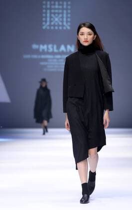 (160915) -- CHONGQING, Sept. 14, 2016 -- A model presents a creation by designer Wu Huanran during the Chongqing Fashion Week in Chongqing, southwest China, Sept. 14, 2016. ) (ry) CHINA-CHONGQING-FASHION WEEK (CN) ChenxJianli 