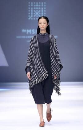 (160915) -- CHONGQING, Sept. 14, 2016 -- A model presents a creation by designer Wu Huanran during the Chongqing Fashion Week in Chongqing, southwest China, Sept. 14, 2016. ) (ry) CHINA-CHONGQING-FASHION WEEK (CN) ChenxJianli 