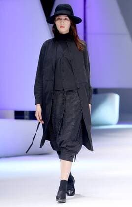 (160915) -- CHONGQING, Sept. 14, 2016 -- A model presents a creation by designer Wu Huanran during the Chongqing Fashion Week in Chongqing, southwest China, Sept. 14, 2016. ) (ry) CHINA-CHONGQING-FASHION WEEK (CN) ChenxJianli 