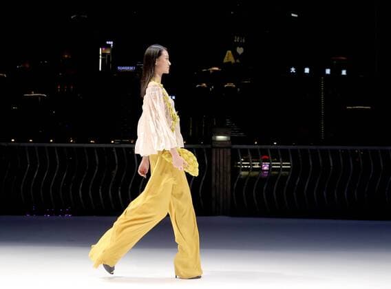 (160915) -- CHONGQING, Sept. 14, 2016 -- A model presents a creation by French designer Eric Raisina during the Chongqing Fashion Week in Chongqing, southwest China, Sept. 14, 2016. ) (ry) CHINA-CHONGQING-FASHION WEEK (CN) ChenxJianli 