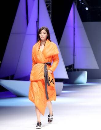 (160915) -- CHONGQING, Sept. 14, 2016 -- A model presents a creation by designer Wu Huanran during the Chongqing Fashion Week in Chongqing, southwest China, Sept. 14, 2016. ) (ry) CHINA-CHONGQING-FASHION WEEK (CN) ChenxJianli 