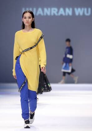 (160915) -- CHONGQING, Sept. 14, 2016 -- A model presents a creation by designer Wu Huanran during the Chongqing Fashion Week in Chongqing, southwest China, Sept. 14, 2016. ) (ry) CHINA-CHONGQING-FASHION WEEK (CN) ChenxJianli 