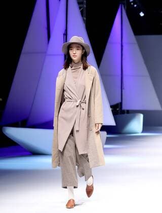 (160915) -- CHONGQING, Sept. 14, 2016 -- A model presents a creation by designer Wu Huanran during the Chongqing Fashion Week in Chongqing, southwest China, Sept. 14, 2016. ) (ry) CHINA-CHONGQING-FASHION WEEK (CN) ChenxJianli 