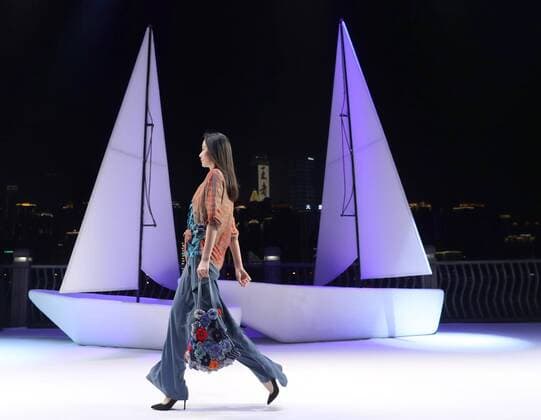 (160915) -- CHONGQING, Sept. 14, 2016 -- A model presents a creation by French designer Eric Raisina during the Chongqing Fashion Week in Chongqing, southwest China, Sept. 14, 2016. ) (ry) CHINA-CHONGQING-FASHION WEEK (CN) ChenxJianli 