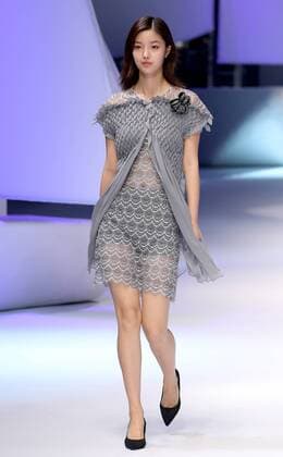 (160915) -- CHONGQING, Sept. 14, 2016 -- A model presents a creation by French designer Eric Raisina during the Chongqing Fashion Week in Chongqing, southwest China, Sept. 14, 2016. ) (ry) CHINA-CHONGQING-FASHION WEEK (CN) ChenxJianli 