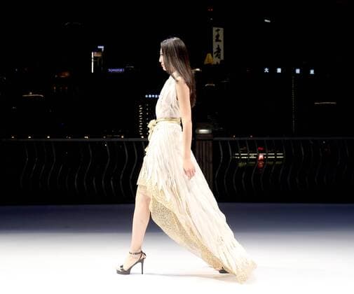 (160915) -- CHONGQING, Sept. 14, 2016 -- A model presents a creation by French designer Eric Raisina during the Chongqing Fashion Week in Chongqing, southwest China, Sept. 14, 2016. ) (ry) CHINA-CHONGQING-FASHION WEEK (CN) ChenxJianli 