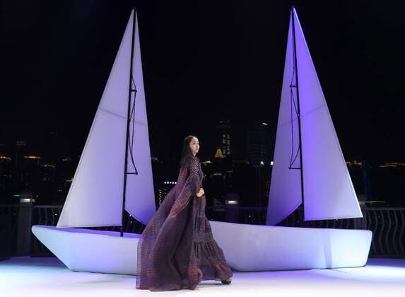 (160915) -- CHONGQING, Sept. 14, 2016 -- A model presents a creation by French designer Eric Raisina during the Chongqing Fashion Week in Chongqing, southwest China, Sept. 14, 2016. ) (ry) CHINA-CHONGQING-FASHION WEEK (CN) ChenxJianli 