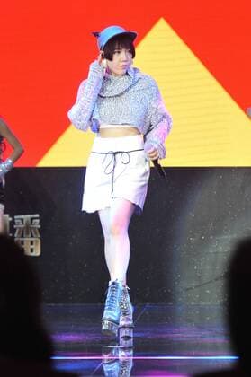 Chinese singer Momo Wu performs during the Huajiao Night 2016 Internet Celebrity Award Ceremony in Beijing, China, 14 September 2016. Fan Bingbing, Zhang Jike pair up to highlight award ceremony in Beijing  pbu504335_02