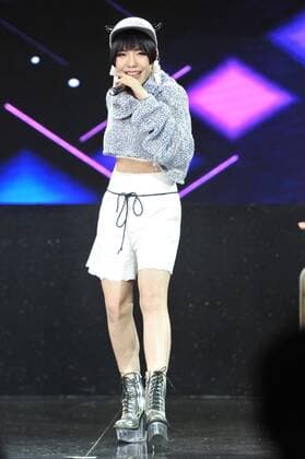 Chinese singer Momo Wu performs during the Huajiao Night 2016 Internet Celebrity Award Ceremony in Beijing, China, 14 September 2016. Fan Bingbing, Zhang Jike pair up to highlight award ceremony in Beijing  pbu504335_05