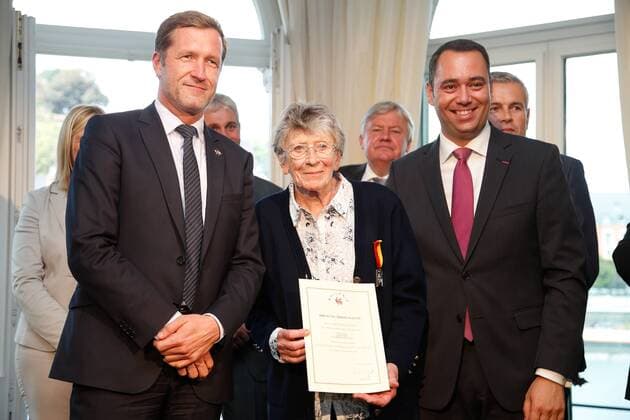 Preisverleihung Merites Wallons in Namur Walloon Minister President Paul Magnette, St-Augustin foyer founder, Marie-Louise Matagne and Walloon Minister of Public Works, Road Safety, Health, Social Affairs, Family Allowances, Equal Chances, Economic Activities and Heritage Maxime Prevot pictured during the award ceremony for the sixth edition of the Merites Wallons by the Walloon Government at the Elysette, in Jambes, Namur, Thursday 15 September 2016. BRUNOxFAHY 04932338