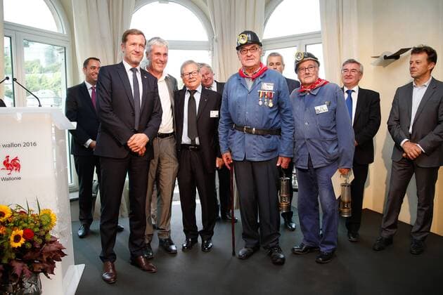 Preisverleihung Merites Wallons in Namur Walloon Minister President Paul Magnette and l Amicale des mineurs des charbonnages de Wallonie pictured during the award ceremony for the sixth edition of the Merites Wallons by the Walloon Government at the Elysette, in Jambes, Namur, Thursday 15 September 2016.  BRUNOxFAHY 04932396