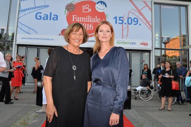 Gala der Familiale 2016 Ulla Schmidt, Esther Schweins, Schirmherrin der Lebenshilfe Preisverleihung der 1.ten Familiale 2016, Abschlussgala des Filmwettbewerbes der Lebenshilfe unter dem Motto; Drehen sie ihr eigenes Ding; im Kosmos in Berlin am 15.09.2016