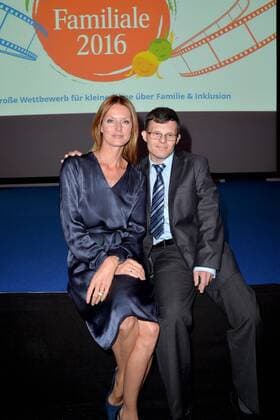 Gala der Familiale 2016 Esther Schweins, Schirmherrin der Lebenshilfe. Sebastian Robanski Preisverleihung der 1.ten Familiale 2016, Abschlussgala des Filmwettbewerbes der Lebenshilfe unter dem Motto; Drehen sie ihr eigenes Ding; im Kosmos in Berlin am 15.09.2016