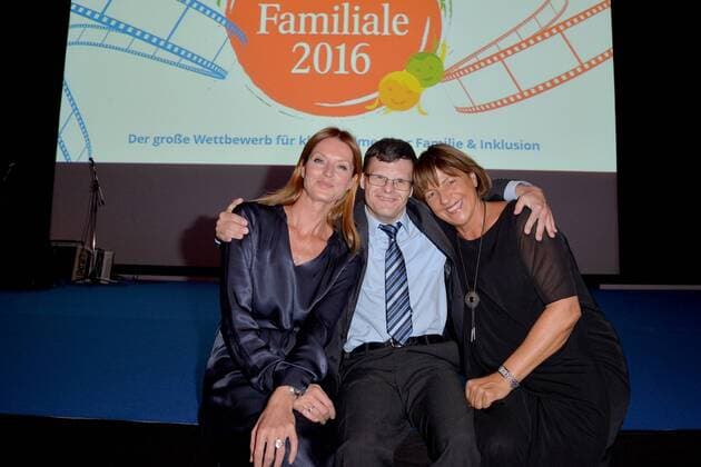 Gala der Familiale 2016 Esther Schweins, Schirmherrin der Lebenshilfe. Sebastian Robanski, Ulla Schmidt Preisverleihung der 1.ten Familiale 2016, Abschlussgala des Filmwettbewerbes der Lebenshilfe unter dem Motto; Drehen sie ihr eigenes Ding; im Kosmos in Berlin am 15.09.2016