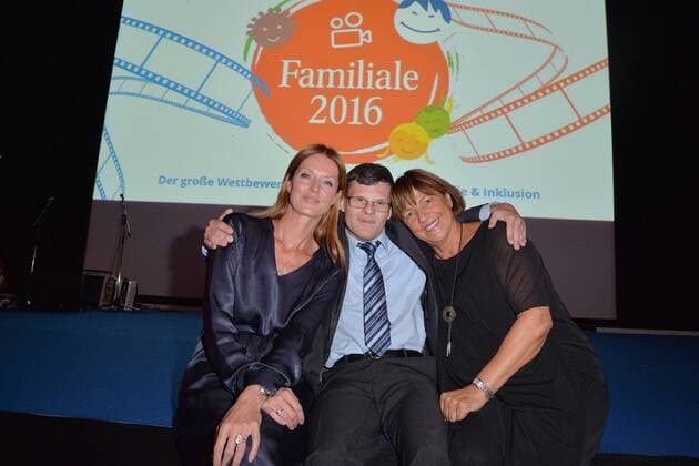 Gala der Familiale 2016 Esther Schweins, Schirmherrin der Lebenshilfe. Sebastian Robanski, Ulla Schmidt Preisverleihung der 1.ten Familiale 2016, Abschlussgala des Filmwettbewerbes der Lebenshilfe unter dem Motto; Drehen sie ihr eigenes Ding; im Kosmos in Berlin am 15.09.2016