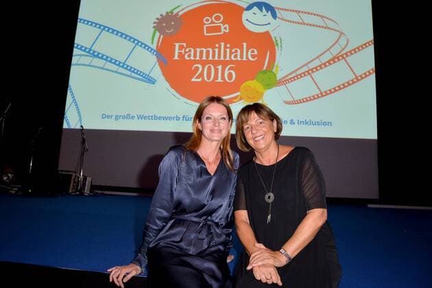 Gala der Familiale 2016 Ulla Schmidt, Esther Schweins, Schirmherrin der Lebenshilfe Preisverleihung der 1.ten Familiale 2016, Abschlussgala des Filmwettbewerbes der Lebenshilfe unter dem Motto; Drehen sie ihr eigenes Ding; im Kosmos in Berlin am 15.09.2016