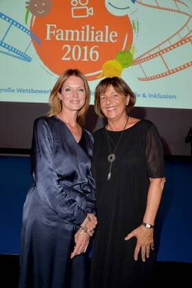 Gala der Familiale 2016 Ulla Schmidt, Esther Schweins, Schirmherrin der Lebenshilfe Preisverleihung der 1.ten Familiale 2016, Abschlussgala des Filmwettbewerbes der Lebenshilfe unter dem Motto; Drehen sie ihr eigenes Ding; im Kosmos in Berlin am 15.09.2016
