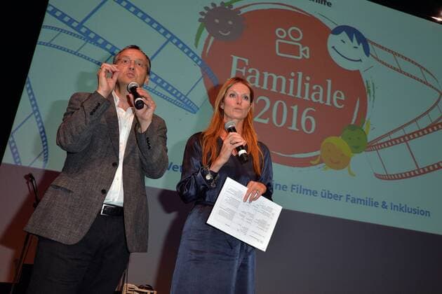 Gala der Familiale 2016 Knut Estermann, Esther Schweins, Schirmherrin der Lebenshilfe Preisverleihung der 1.ten Familiale 2016, Abschlussgala des Filmwettbewerbes der Lebenshilfe unter dem Motto; Drehen sie ihr eigenes Ding; im Kosmos in Berlin am 15.09.2016