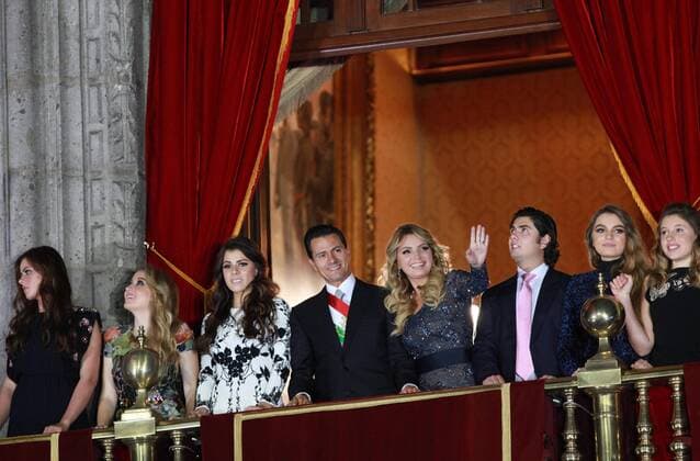 President of Mexico Enrique Pena Nieto (C) and his wife Angelica Rivera (4-R) take part in the celebration for the Independence Yell at the balcony of Palacio Nacional in Mexico City, Mexico, early 16 September 2016. Mexico celebrated Independence Day, which marks the end of Spanish rule in 1821, with fireworks and parades. Independence Day in Mexico !ACHTUNG: NUR REDAKTIONELLE NUTZUNG!  EPA 20160916-636096087902161643