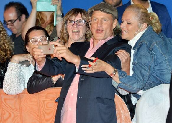 Woody Harrelson poses for selfies with fans as he arrives at the world premiere of LBJ at Roy Thomson Hall during the Toronto International Film Festival in Toronto, Canada on September 15, 2016.  TOR2016091525 CHRISTINExCHEW