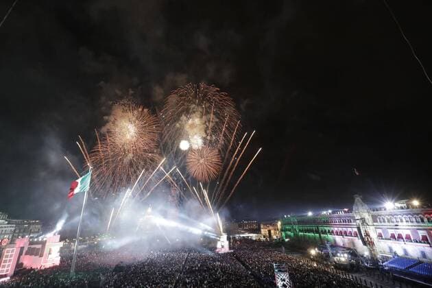 September 15, 2016 - Mexico - EUM20160915ACT41.JPG.CIUDAD DE MEXICO.- Commemorations Celebraciones-Independencia.- Aspecto de los juegos pirotecnicos en el zocalo de la Ciudad de Mexico con motivo de la celebracion del Grito de la Independencia, la noche de este jueves 15 de septiembre de 2016.  - ZUMAu78_