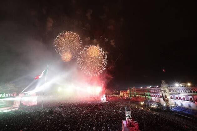 September 15, 2016 - Mexico - EUM20160915ACT42.JPG.CIUDAD DE MEXICO.- Commemorations Celebraciones-Independencia.- Aspecto de los juegos pirotecnicos en el zocalo de la Ciudad de Mexico con motivo de la celebracion del Grito de la Independencia, la noche de este jueves 15 de septiembre de 2016.  - ZUMAu78_