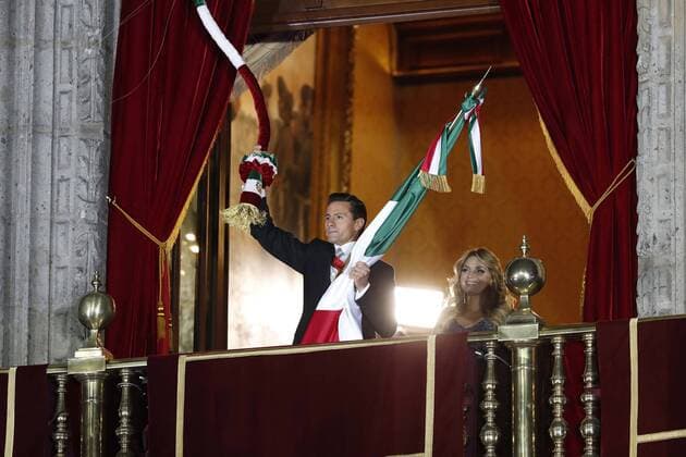 September 15, 2016 - Mexico - EUM20160915ACT46.JPG.CIUDAD DE MEXICO.- Commemorations Celebraciones-Independencia.- Desde el Balcon Central de Palacio Nacional, el presidente Enrique Pena Nieto, acompanado de su esposa Angelica Rivera de Pena, dio el tradicional Grito para conmemorar el 206 aniversario del Inicio de la Independencia nacional la noche de este jueves 15 de septiembre de 2016.  - ZUMAu78_