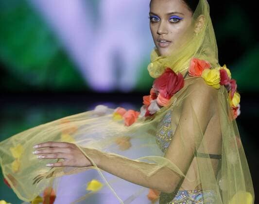 A model presents a creation by Spanish designer Andres Sarda during the opening day of the Mercedes Benz Fashion Week Madrid (MBFWM), in Madrid, Spain, 16 September 2016. The MBFWM will run from 15 to 20 September 2016. EFE J.J. Guillén Mercedes Benz Fashion Week Madrid - Andres Sarda !ACHTUNG: NUR REDAKTIONELLE NUTZUNG!  GRA087 20160916-636096265839923669