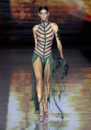 A model presents a creation by Spanish designer Andres Sarda during the opening day of the Mercedes Benz Fashion Week Madrid (MBFWM), in Madrid, Spain, 16 September 2016. The MBFWM will run from 15 to 20 September 2016. EFE J.J. Guillén Mercedes Benz Fashion Week Madrid - Andres Sarda !ACHTUNG: NUR REDAKTIONELLE NUTZUNG!  GRA087 20160916-636096265850375535